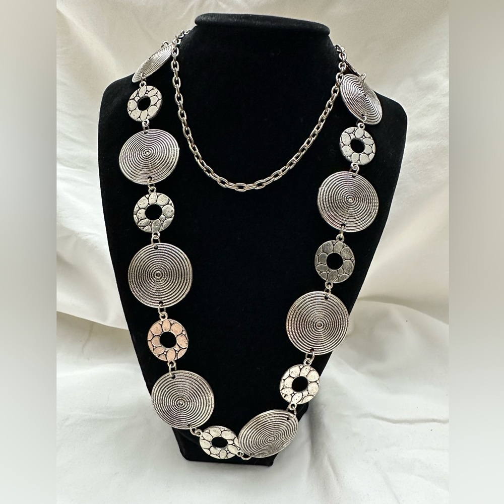 Chic Silver Necklace with Textured Discs